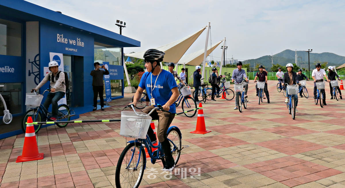 충북 충주 탄금호 업사이클링 자전거 대여소를 찾은 관광객들이 자전거를 대여해 이용하고 있다.