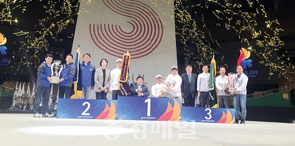충북선수단이 지난 19일 열린 ‘제39회 전국장애인체육대회’에서 시상식에서 종합 3위를 차지해 트로피를 받은 뒤 기념촬영하고 있다.