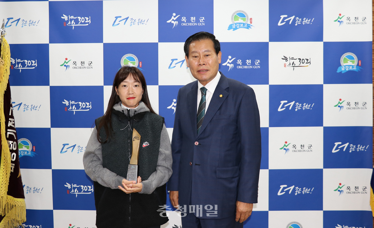 2019 경주국제마라톤대회 여자 엘리트부 우승을 차지한 백순정(왼쪽)이 우승 트로피를 들고 김재종 옥천군수와 기념촬영을 하고 있다.