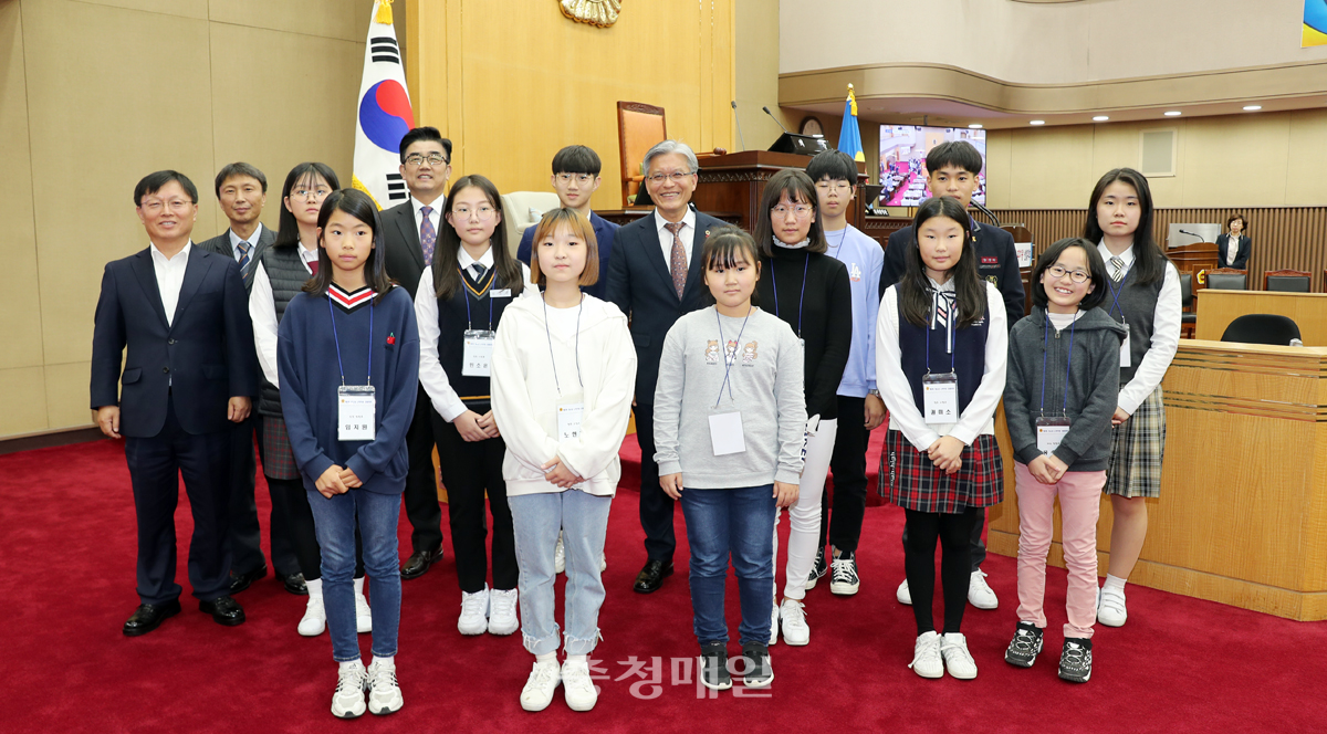 충북도의회 청소년 스피치왕 선발대회에 참가한 청소년들이 장선배 의장 등 의회 관계자들과 기념 촬영을 하고 있다.