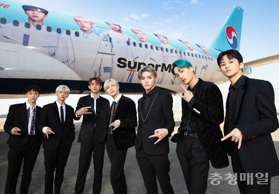 에스엠엔터테인먼트(SM Entertainment) 소속 아티스트인 슈퍼엠(SuperM)과 슈퍼엠 멤버들의 모습을 래핑한 보잉 777-300ER 항공기.