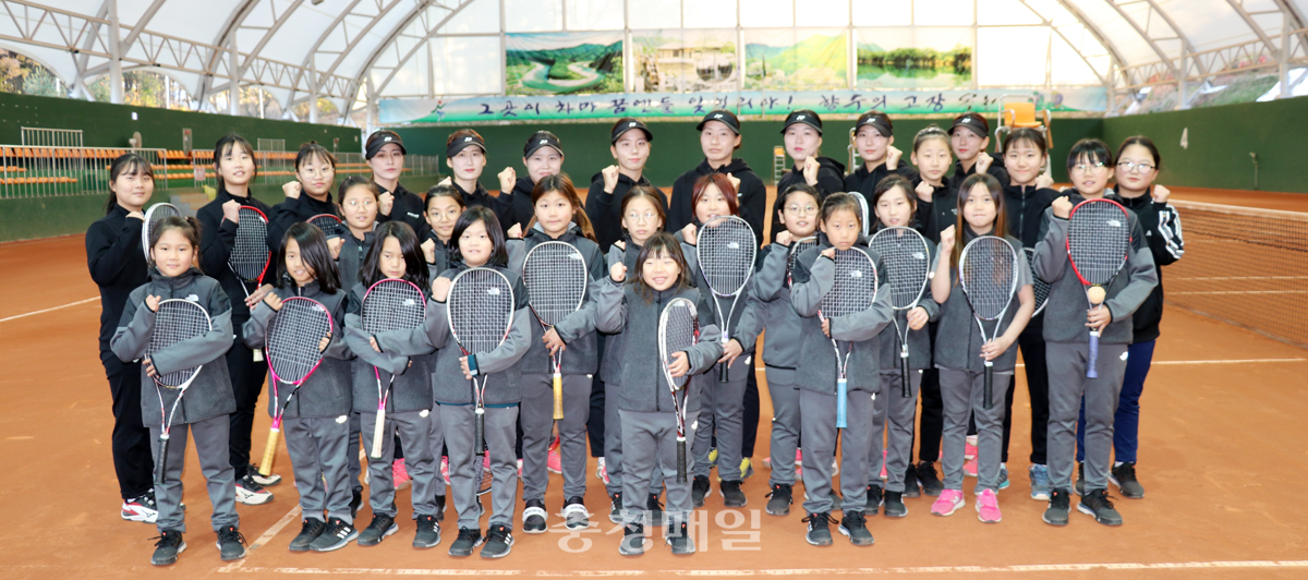 충북 옥천군청 정구팀이 지역 초·중학교 선수들을 대상으로 진행 된 재능기부 행사에서 참여 학생들 기념촬영을 하고 있다.