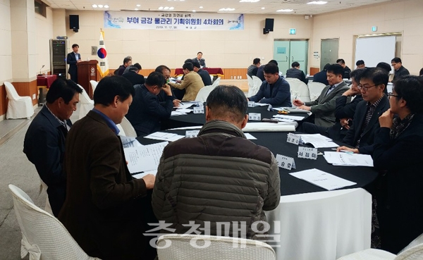 부여군은 지난 12일 부여문화원에서 민간전문가와 실무공무원 등이 참석한 가운데 백마강 물관리 합동워크숍을 열었다.