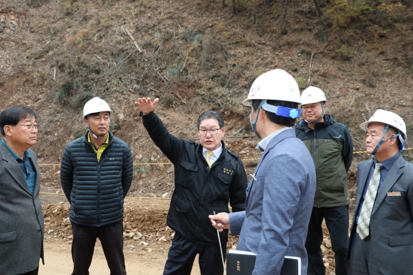 박세복 영동군수가 길현지구 소규모 용수개발사업지를 현장점검 했다.