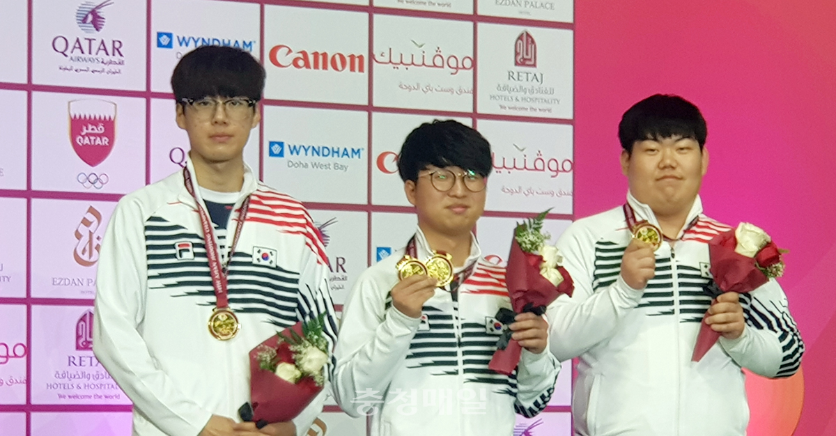 제14회 아시아사격선수권대회 남자 공기권총 단체전과 개인전 50m에서 금메달을 획득한 구자현(가운데)이 메달을 들어 보이고 있다.