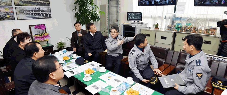 민갑룡 경찰청장이 19일 충북 청주육거리시장을 찾아 상인들과 환경 설계를 통한 범죄 예방 간담회를 하고 있다.  오진영기자