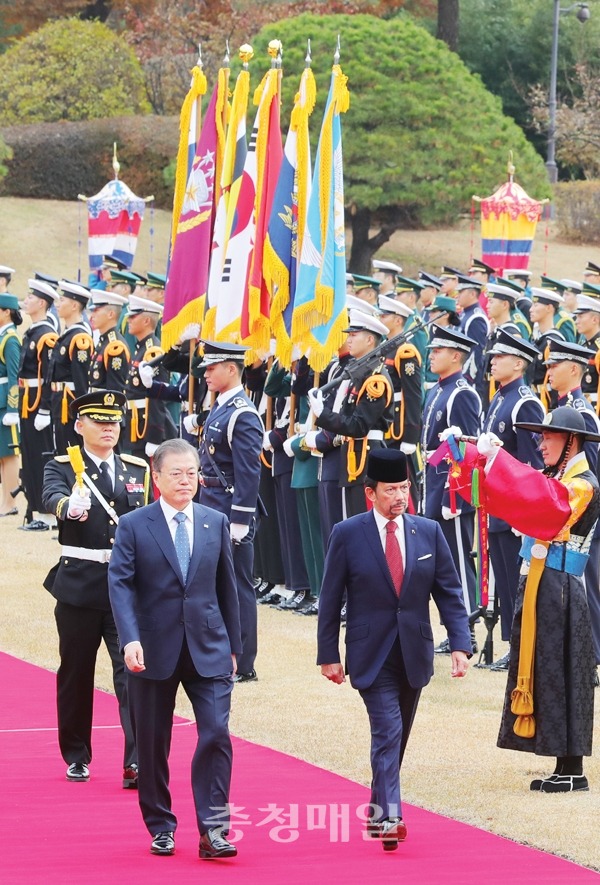 문재인 대통령과 하사날 볼키아 브루나이 국왕이 24일 청와대 대정원에서 열린 공식환영식에 참석해 의장대 사열을 하고 있다.  뉴시스