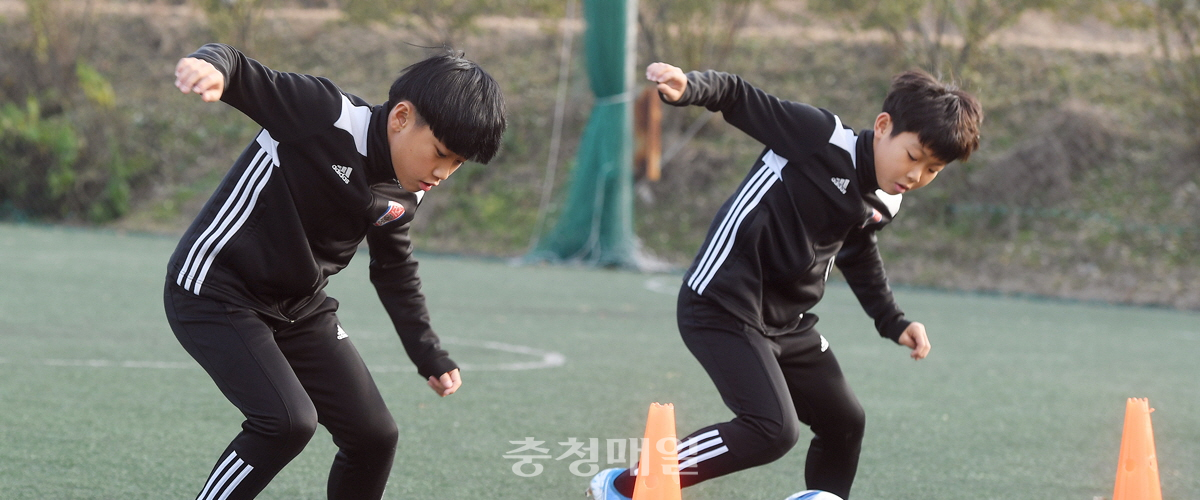 청주FCK 유소년 축구 클럽 소속 이재현(왼쪽)군과 김예건군이 드리블연습을 하고 있다.