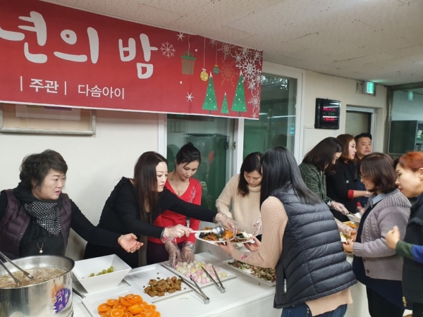‘아름다운 송년의 밤’ 행사에서 “하울링행복바구니” 회원들이 식사를 제공하고 있다.