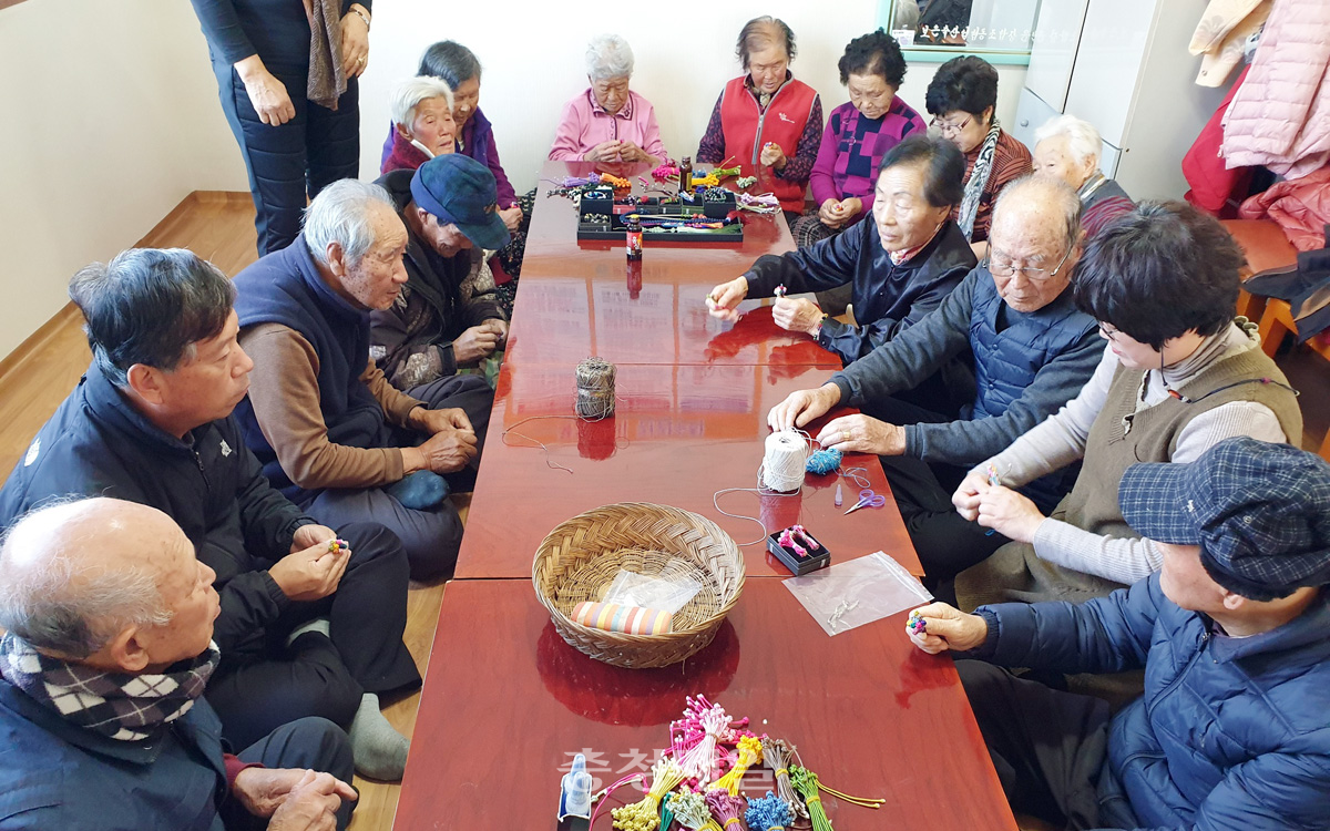 충북 보은 노인들이 보은읍주민자치위원회가 마련한 찾아가는 주민자치프로그램에 참여하고 있다.