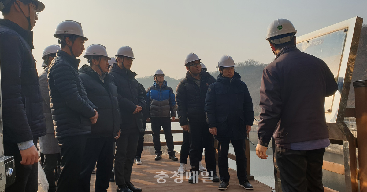 대전지역 9개 공공기관 관계자들이 한국수자원공사 직원으로부터 대청댐 현황 설명을 듣고 있다.
