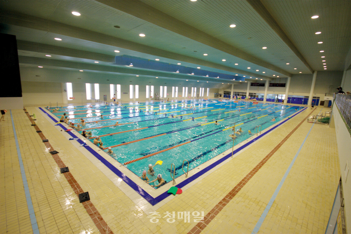 대전시설관리공단이 운영중인 수영장 3곳에서 오는 30일부터 겨울방학 수영특강을 실시한다. 사진은 한밭수영장 모습.