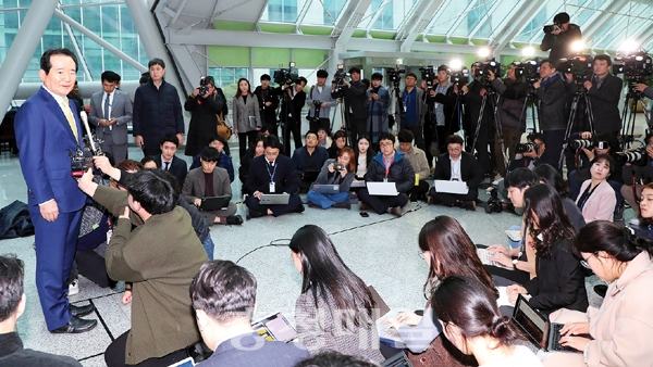 국무총리 후보자가 17일 서울 여의도 국회 의원회관 로비에서 많은 취재진이 몰린 가운데 총리로 지명된 소감을 밝히고 있다. 뉴시스