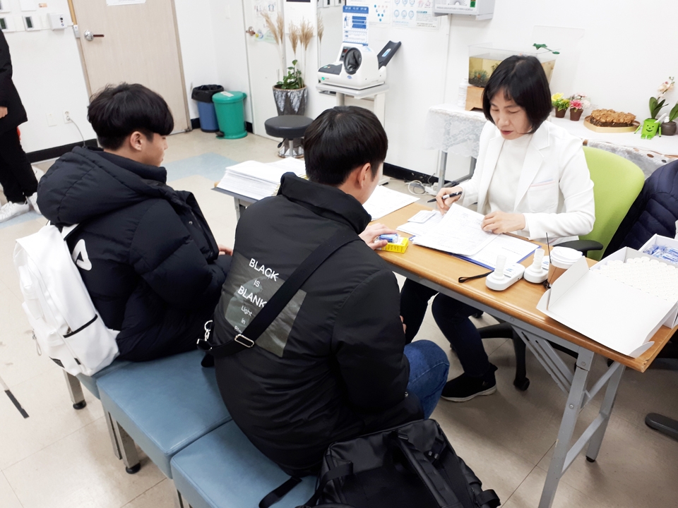 충주시보건소가 한국교통대학교 학생들을 대상을 찾아가는 금연클리닉을 운영하고 있다.