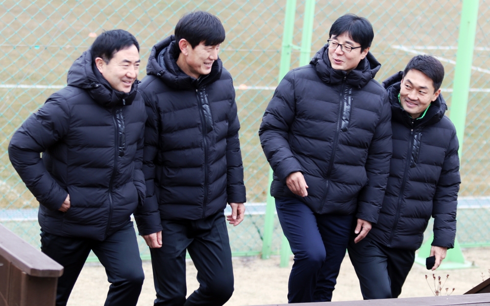기업 구단으로 전환한 대전하나시티즌의 첫 사령탑에 선임된 황선홍(오른쪽 두번째) 감독과 코칭스태프들이 이야기는 나누고 있다.