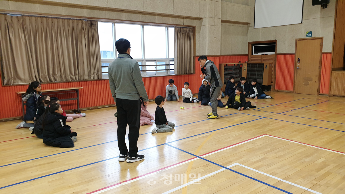 충북 옥천 장야초등학교가 6일 이리팔봉초 고명재 교사를 초빙해 일일협력 교육재능기부 수업을 실시했다.