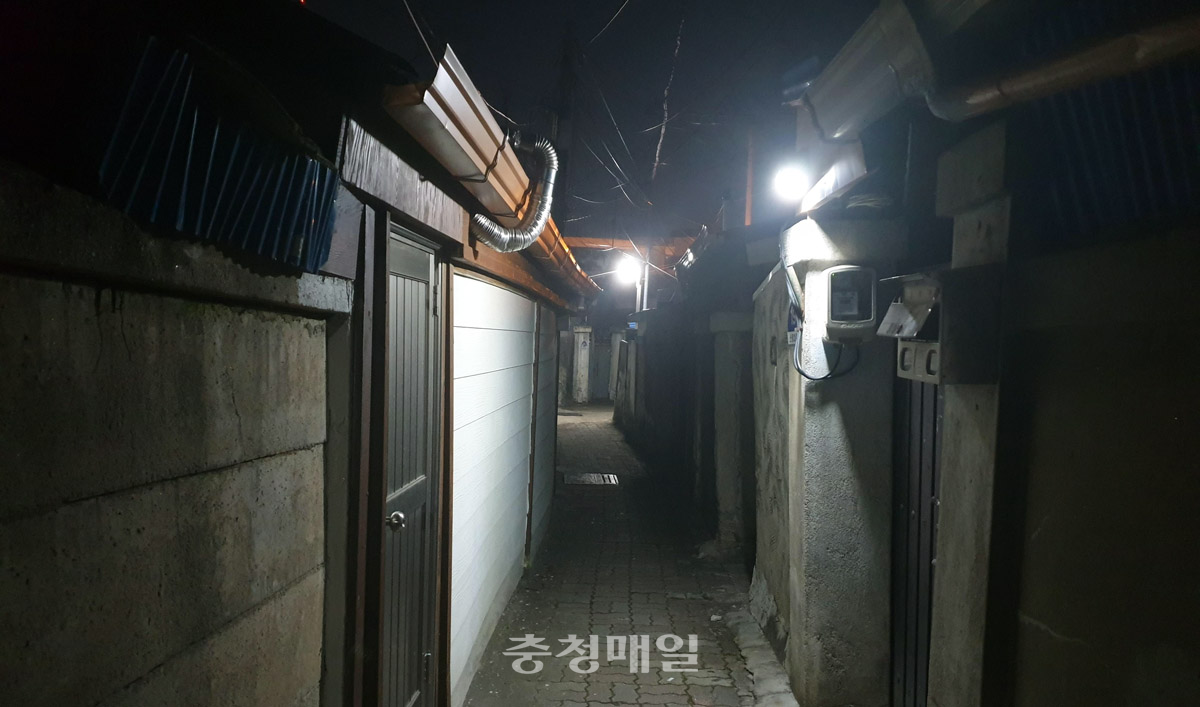 친환경 LED 태양광조명이 설치 된 대전 동구 골목길 모습.