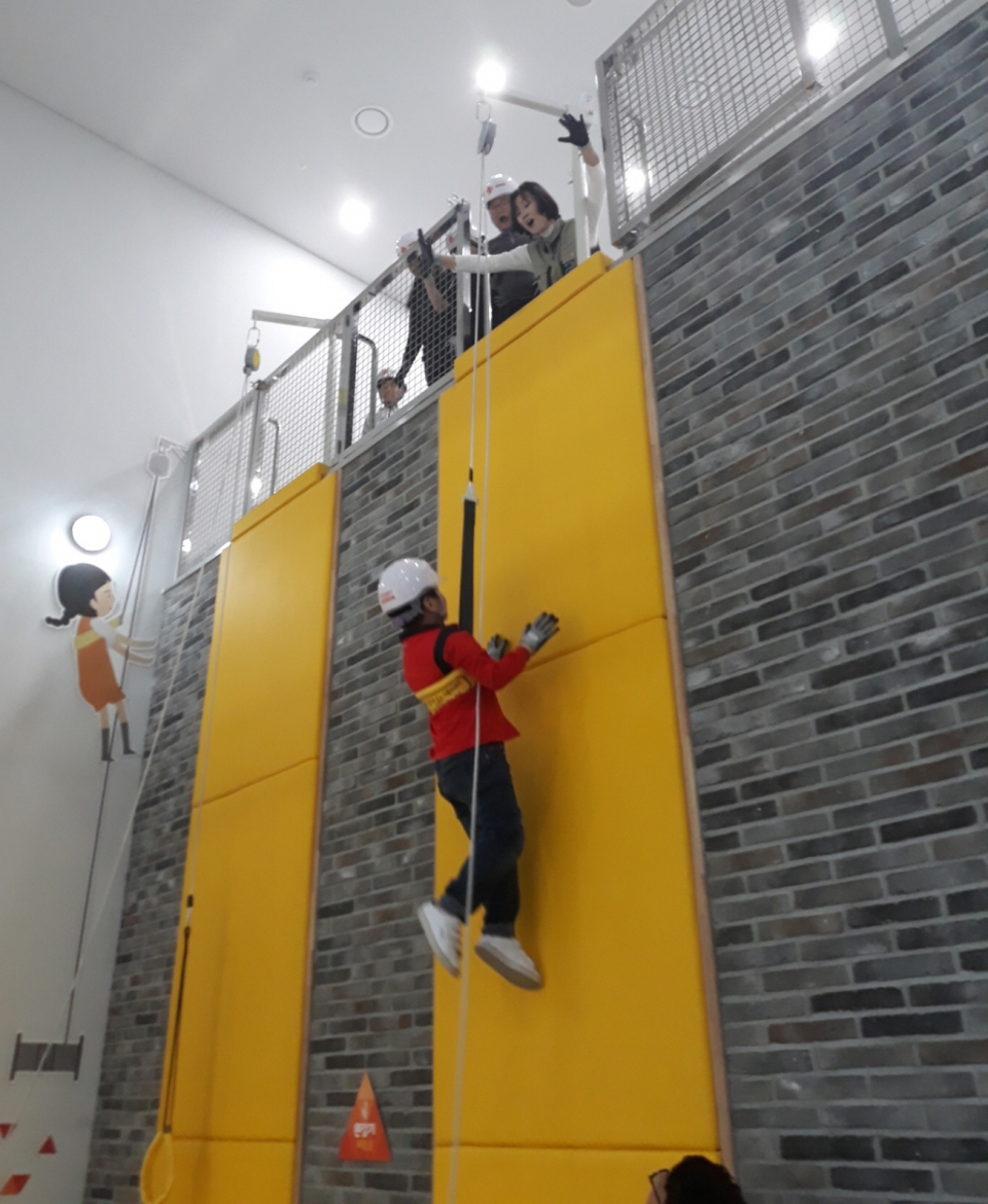 충북학생수련원 제천안전체험관에서 어린이들이 완강기 체험을 하고 있다.