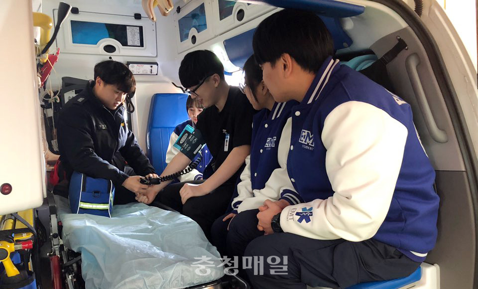 대전보건대 응급구조과 학생들이 시 소방본부 119구급차에 동승, 응급의료체계 실습을 하고 있다.