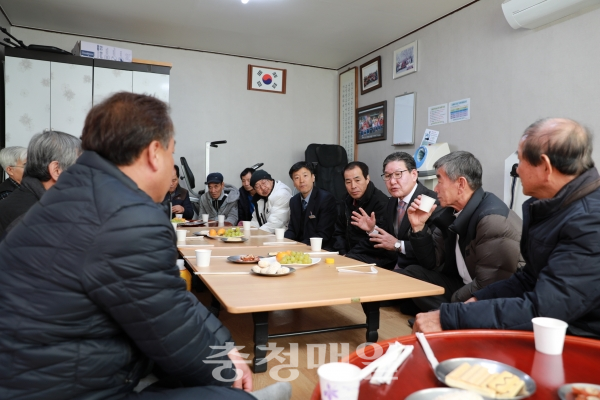 박세복 영동군수가 21일 용화면 노인회관을 방문해 지역주민들과 대화를 나누고 있다.