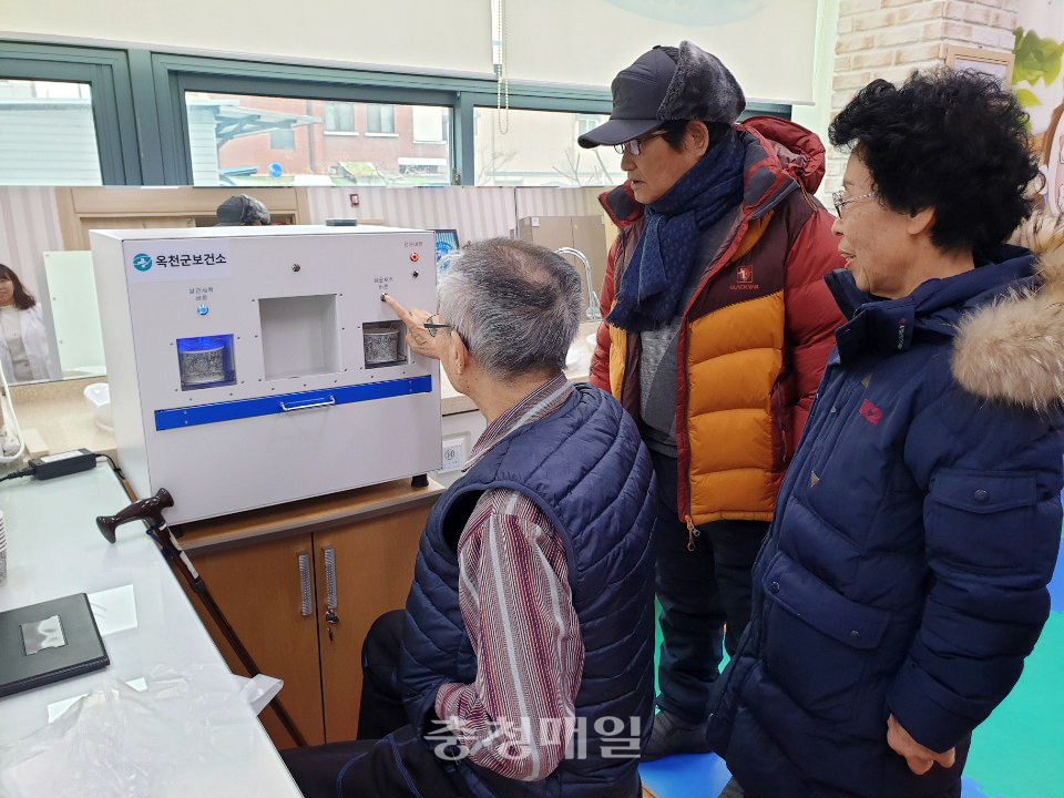 충북 옥천군 노인들이 군보건소 건강증진센터에 설치 된 틀니살균세척기를 이용하고 있다.