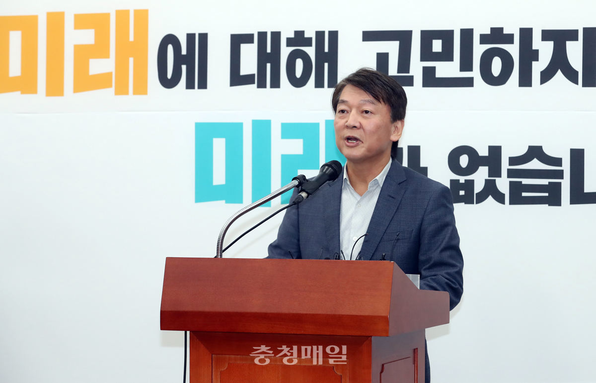 안철수 전 바른미래당 의원이 29일 오전 서울 여의도 국회 바른미래당 회의실에서 탈당 기자회견을 하고 있다.