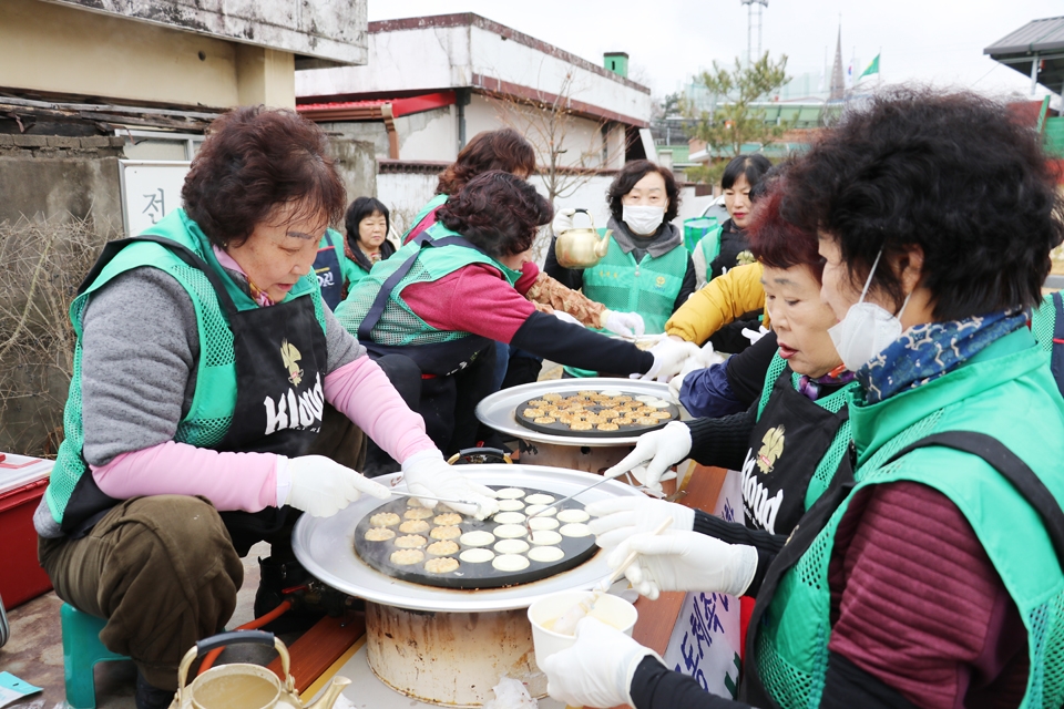 충북 새마을옥천읍협의회 회원들이 13일 구읍주차장에서 경로당에 전달할 국화빵을 굽고 있다.