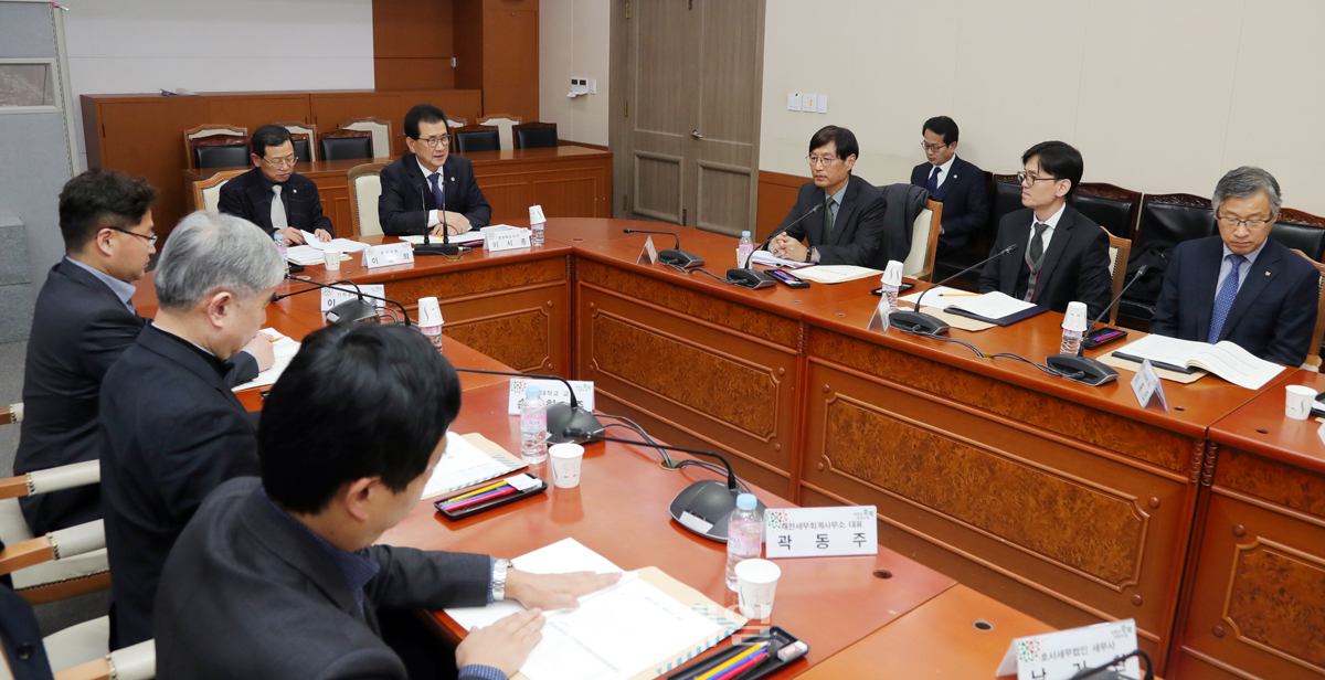충북도가 13일 세정포럼을 열고 자율 재정확보 전략을 논의했다.