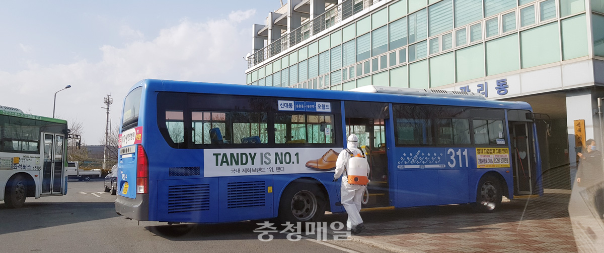 대전시 관계자가 대전 첫번째 코로나19 확진자가 탑승했던 311번 버스를 소독하고 있다.