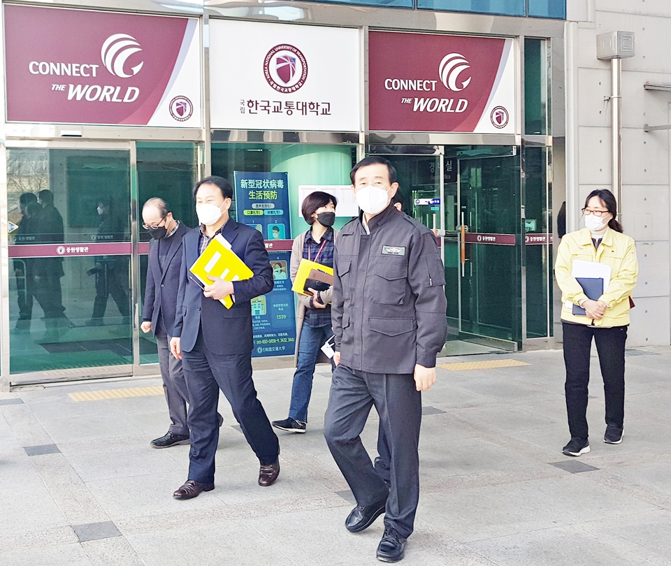 조길형 충주시장이 한국교통대학교를 방문해 중국 유학생들이 머물 기숙사를 둘러보고 있다.