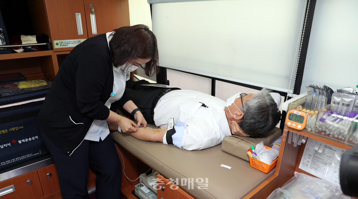 충북도의회 의원들과 사무처 직원들이 27일 헌혈운동에 동참했다.