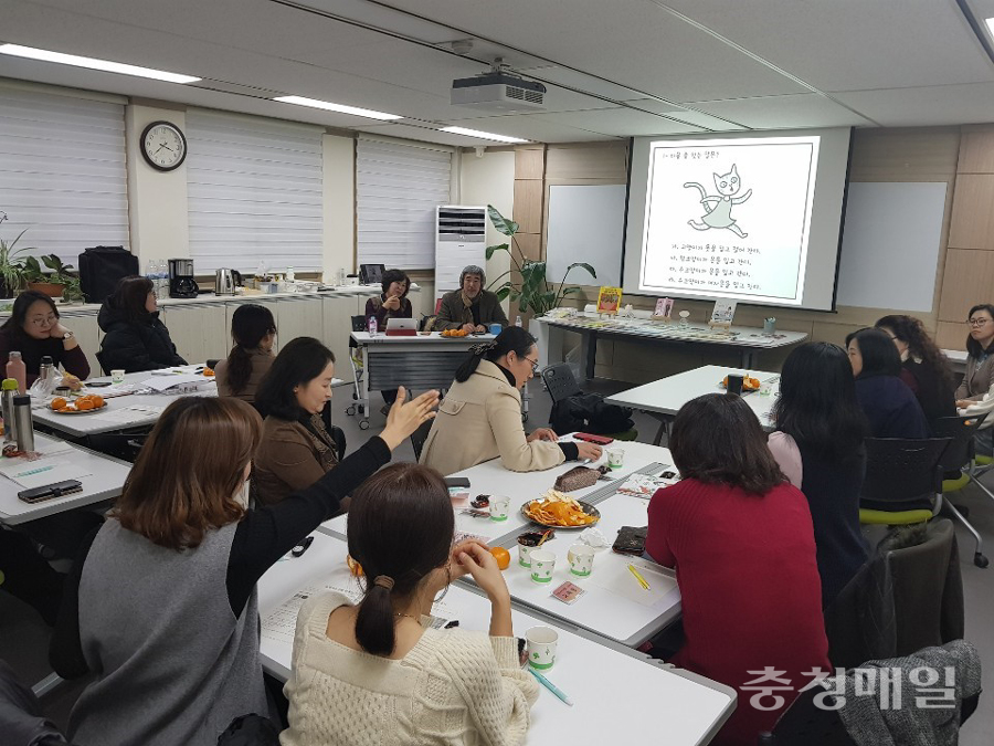 충북여성재단이 진행한 ‘2019 성평등 이야기 전문가 양성과정’ 교육 모습.