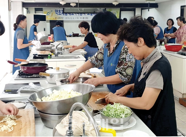 지난해 열린 여성농업인 교육 프로그램 참가자들이 제과제빵 실습을 하고 있다.