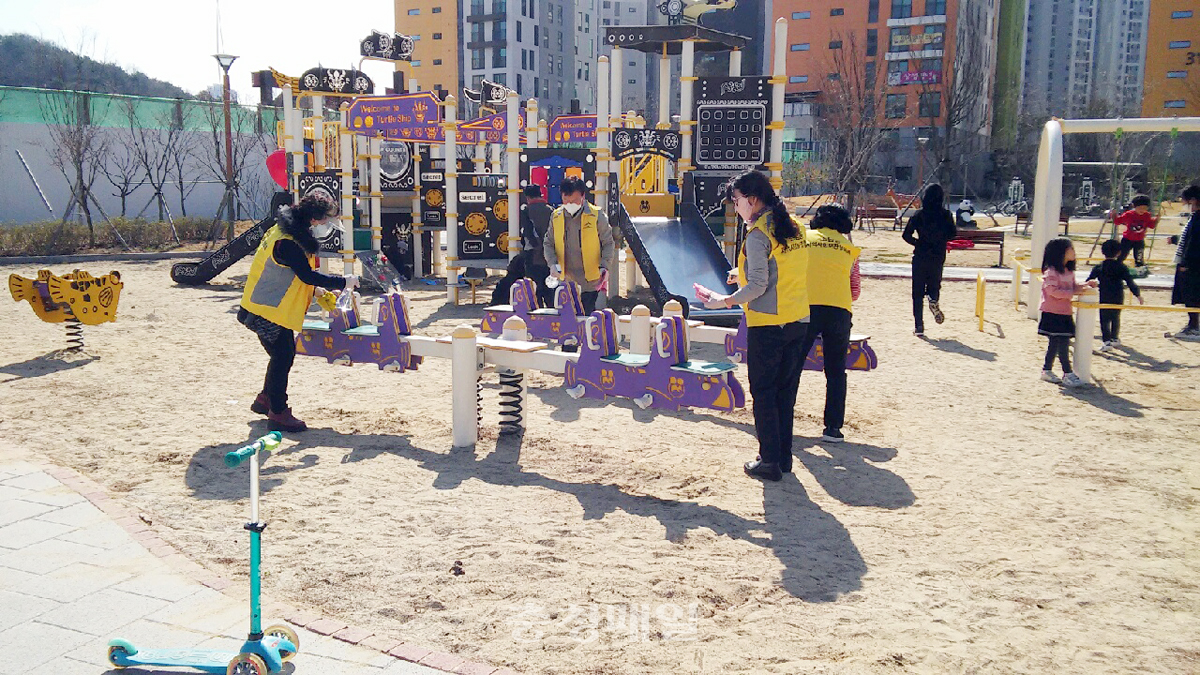 세종시 소담동 주민센터와 소담동 지역사회보장협의체가 관내 공원에서 놀이기구를 소독하고 있다.