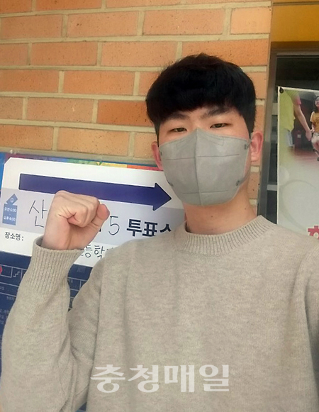 21대 국회의원 선거에서 처음 투표에 나선 충북 청주 운호고 3학년 정지명 학생이 15일 청주 샛별초등학교 투표소에서 소중한 한 표를 행사한 뒤 인증샷을 찍고 있다.