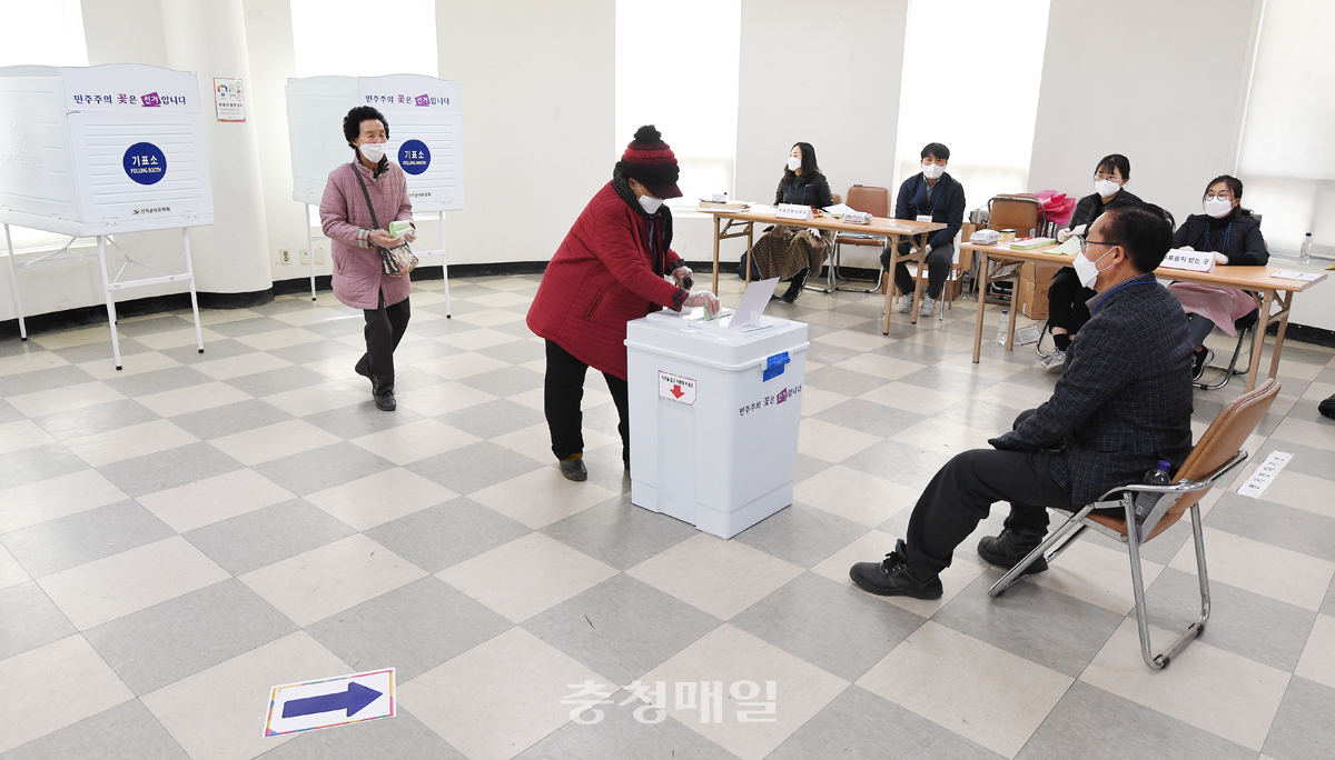 제21대 국회의원 선거일인 15일 충북 청주시 상당구 낭성복지회관에 마련된 투표소에서 유권자들이 소중한 한 표를 행사하고 있다.