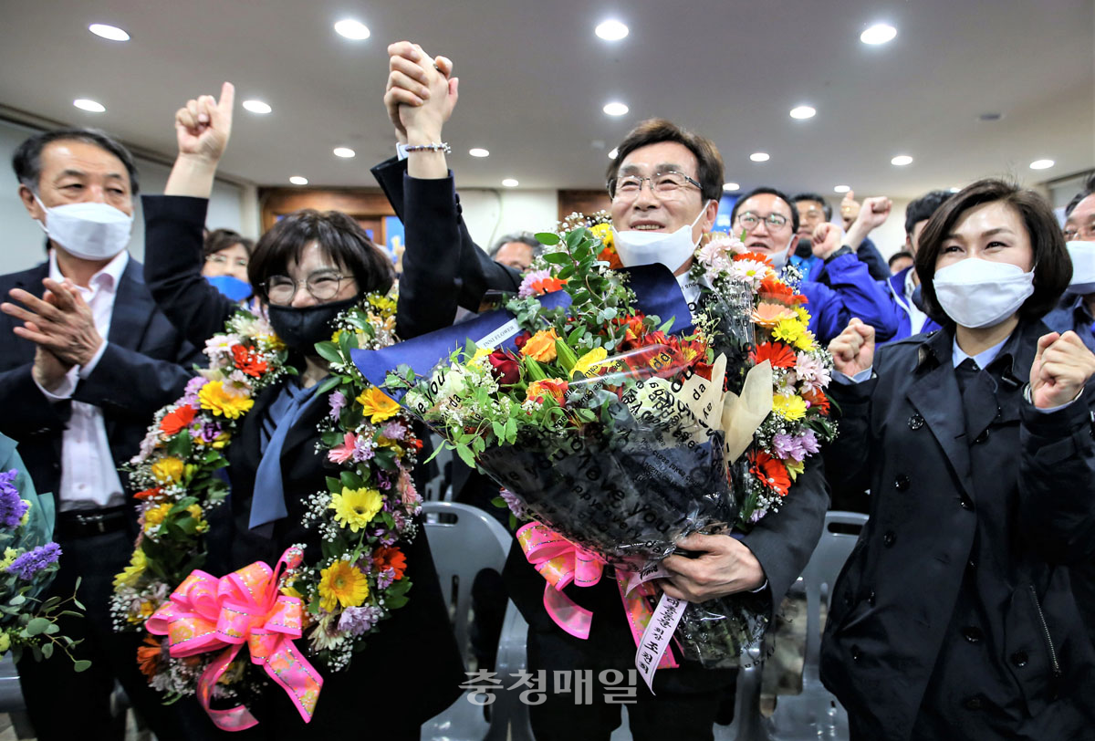 제21대 총선 충북 청주 서원 선거구의 더불어민주당 이장섭 당선인이 지난 15일 청주 시내 선거캠프에서 지지자들과 환호하고 있다.