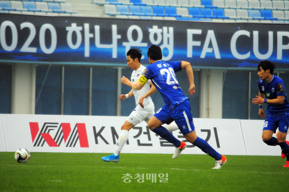 청주FC가 지난 9일 경기도 이천 종합운동장에서 이천시민축구단을 상대로 ‘2020 하나은행 FA컵’ 1라운드 경기를 하고 있다.