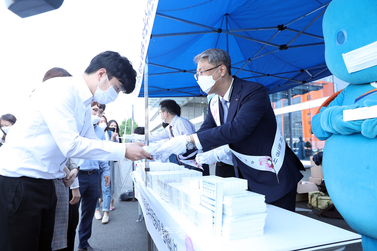 한국수자원공사 관계자들이 11일 전국 주요 KTX역사에서 안내문과 손소독제를 나눠주며 생활방역을 홍보했다.