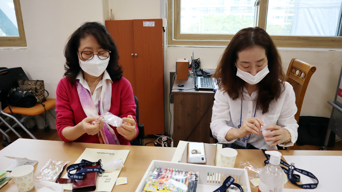 대전 유성구 자원봉사센터 관계자들이 목걸이형 손소독제를 만들고 있다.