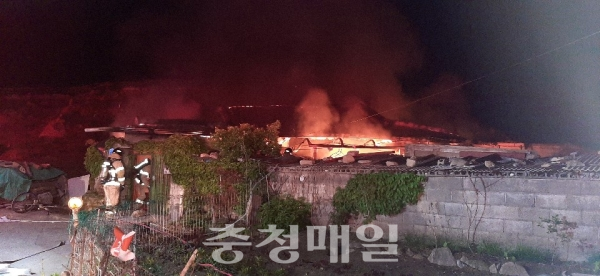13일 오전 2시14분께 충북 제천시 송학면 입석리의 한 주택에서 불이 났다.