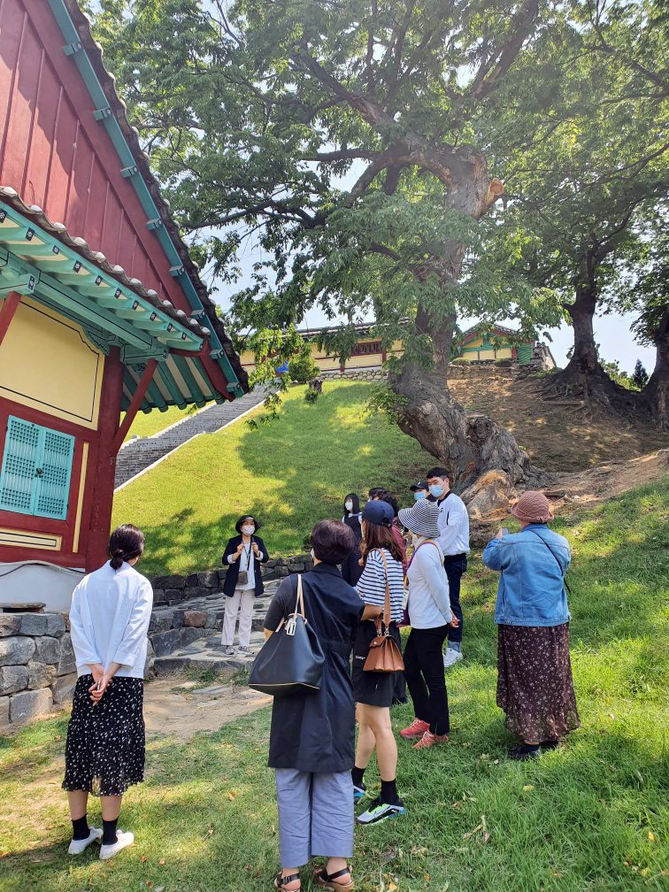 지난 23일 청주향교를 방문한 청주시티투어 참가자들이 문화해설사에게 설명을 듣고 있다.