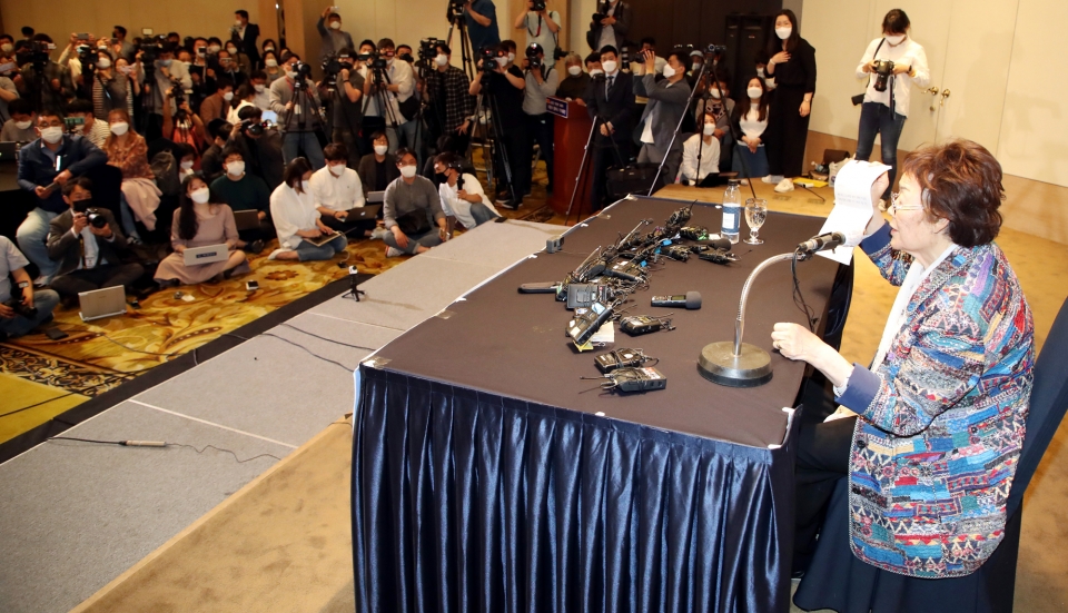 일본군 위안부 피해자 이용수 할머니가 25일 대구 수성구 만촌동 인터불고 호텔에서 열린 기자회견에서 입장을 밝히고 있다.