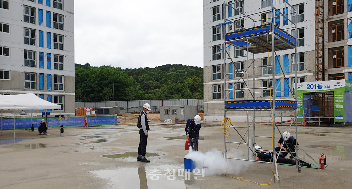 LH 세종특별본부가 소방서, NK병원 등이 참여한 가운데 건설현장에서 ‘2020 재난대응 모의훈련’을 하고 있다.