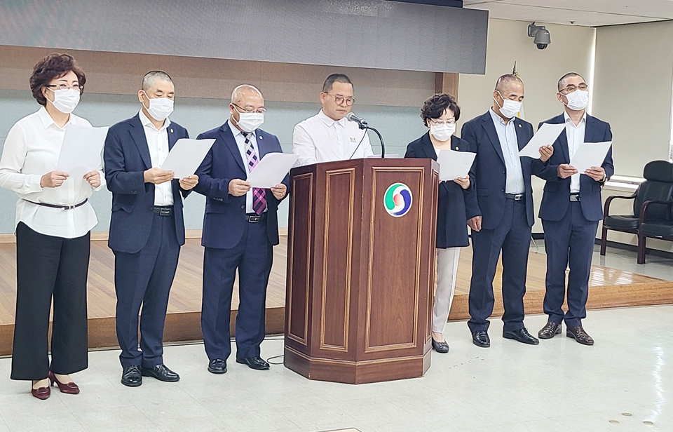 충주시의회 미래통합당 소속 시의원들이 8일 원구성 재논의를 요구하는 기자회견을 갖고 있다.