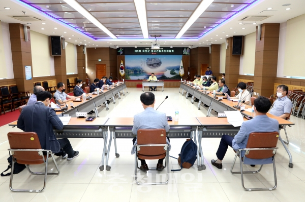 옥천군은 최근 군청 대회의실에서 제3차 군청사 건립추진위원회를 개최했다.