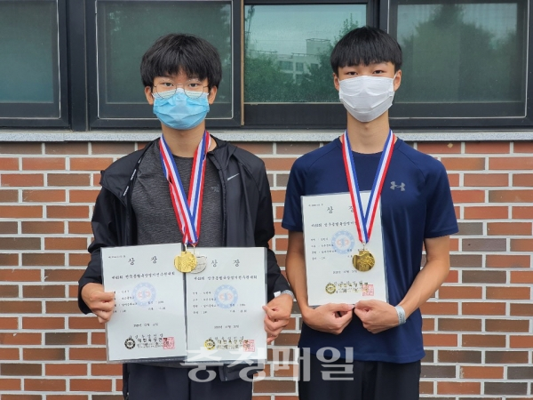 보은중 조민우(오른쪽) 학생과 김현식 학생이 기념촬영하고 있다.