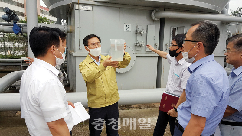 충북도는 27일 수돗물 유충 발생과 관련해 보은군의 정수장을 방문해 수돗물 관리 실태를 점검했다.