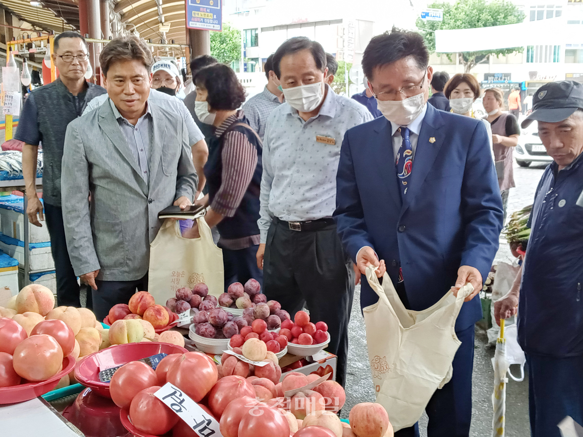 충북 청주시의회 의원들이 29일 청주 육거리 시장에서 물품을 구입하고 있다. 이날 행사는 지역경제 활성화를 위해 실시됐다.