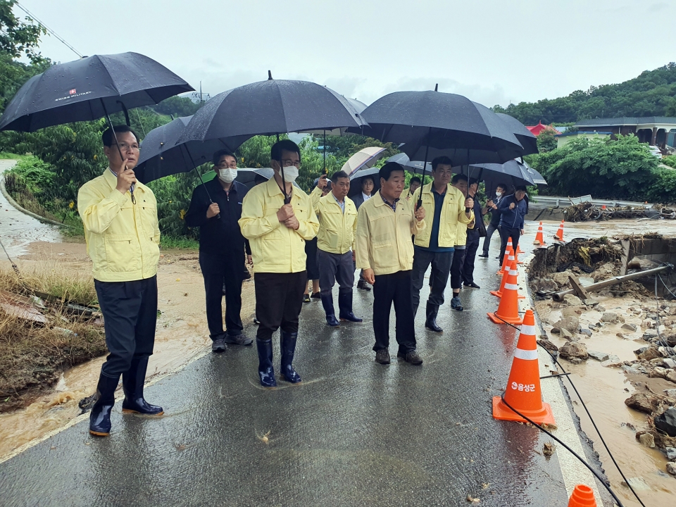 박문희 충북도의회 의장이 3일 도내 북부지역을 주민들의 피해상황을 듣고 현장을 점검했다.